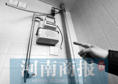 天然氣管裸露，有居民稱安裝好的燃?xì)庠罹咭恢遍e置