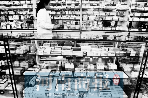　鄭州不少藥店，也會把價格低的藥品放下層，價格高的放在醒目位置