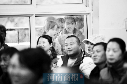 家長課堂上，孩子們趴在窗戶上圍觀
