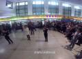 火車站候車大廳紅歌快閃迎國慶！百人互動，震撼現(xiàn)場嗨翻天！