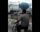 開掛民族騎車頭頂煤氣罐，原地?？?腳不離車 飄逸