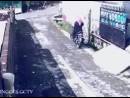 逗比劫匪騎車搶劫女子，反被女子奪車逃走