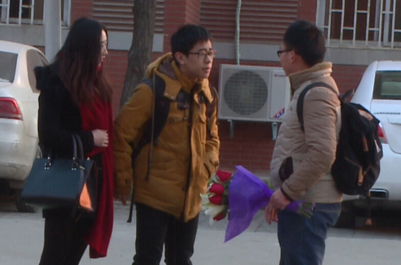 美女請你假裝其男友拒絕追求者，你會怎么辦？