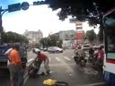 好恐怖的車(chē)禍！騎車(chē)先到人才到