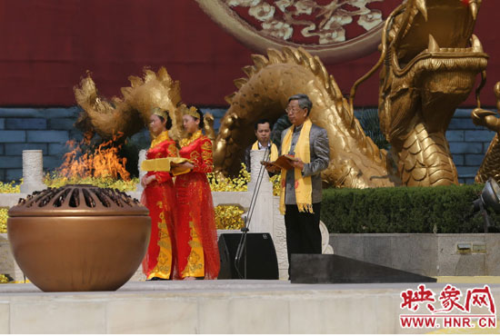 中華炎黃文化研究會(huì)會(huì)長(zhǎng)許嘉璐宣讀拜祖大典拜祭文。映象網(wǎng)記者 邵恰 攝