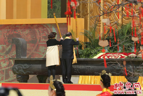 中國(guó)國(guó)民黨副主席蔣孝嚴(yán)及其夫人凈手上香 。映象網(wǎng)記者 邵恰 攝