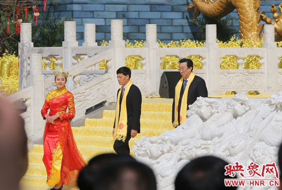 　河南省委書記、省人大常委會(huì)主任郭庚茂，河南省省長(zhǎng)謝伏瞻敬獻(xiàn)花籃。映象網(wǎng)記者 邵恰 攝