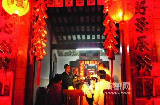 　　海口人把除夕的年夜飯稱為“吃圍爐”。