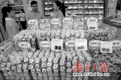 散裝月餅因其實惠的價格、豐富的口味而受到市民的青睞。