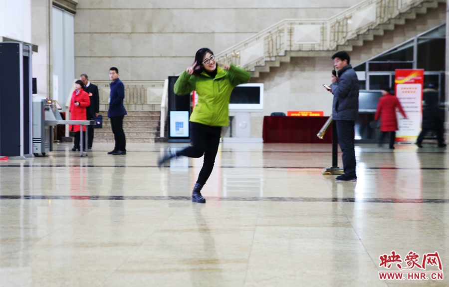 南樂天完成一個采訪后，興奮的跳了起來。