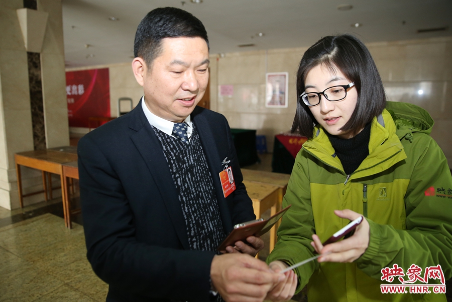 幫代表使用大象融媒映象網(wǎng)微信打印機現(xiàn)場打印照片。