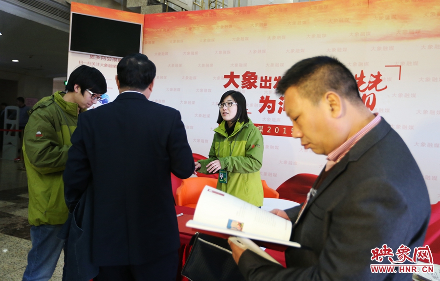 向代表、委員講解大象融媒旗下出品的新聞產(chǎn)品。