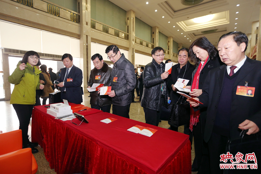 向代表、委員講解大象融媒旗下出品的新聞產(chǎn)品。