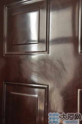 　雖然王先生用砂紙打磨過，但是“奠字”仍依稀可見