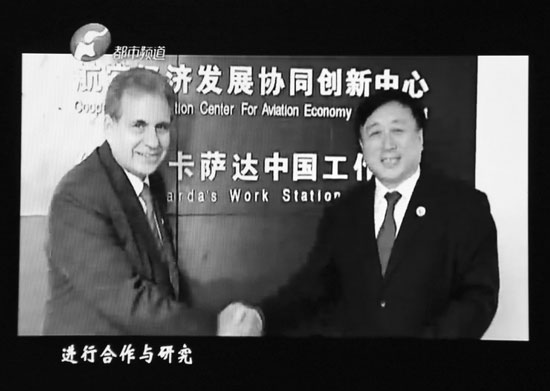 張大衛(wèi)祝賀約翰·卡薩達(dá)的中國工作室落戶鄭州 東方今報記者張培方視頻翻拍