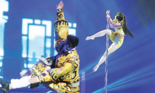 “鋼管舞娘”周文將鋼管舞和民族文化融合在一起，創(chuàng)意了一段《霸王別姬》的鋼管舞表演