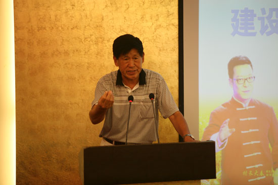 原河南省農(nóng)業(yè)廳副廳長(zhǎng)、現(xiàn)任河南省土壤肥料協(xié)會(huì)秘書長(zhǎng)肖興貴發(fā)表講話