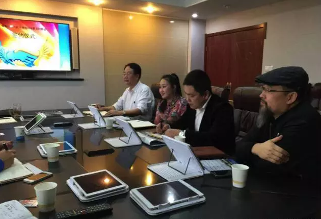 從右至左依次為趙財(cái)神，雅購(gòu)供銷CEO許濤，農(nóng)團(tuán)聯(lián)盟創(chuàng)始人王婷。
