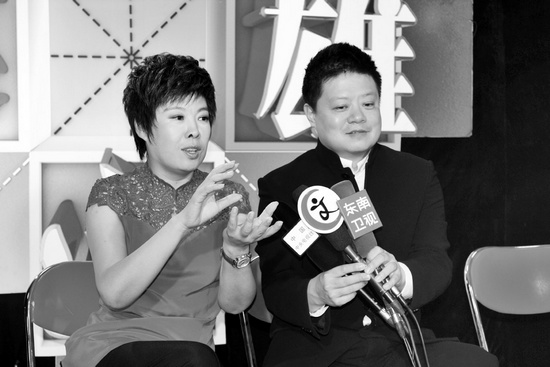 《漢字英雄》主持人馬東（右）、嘉賓于丹在向媒體推介節(jié)目