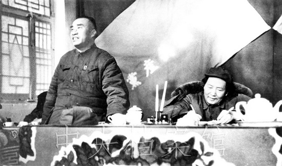 毛澤東、朱德在中共七屆二中全會(huì)上 圖片來自中央檔案館
