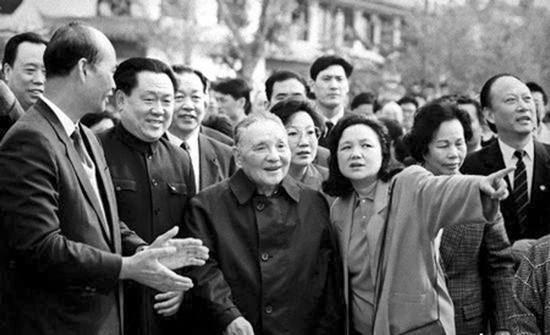1992年，鄧小平南巡 圖片來自中國共產(chǎn)黨新聞網(wǎng)