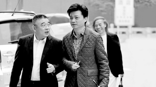錢文忠（左）、小崔、蔡志忠（后）三位大咖步入錄制現(xiàn)場(chǎng)