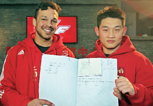 　　約瑟夫手繪了每個選手的肖像，認認真真地用字母拼寫出選手的中文名字附注。“看，這個是鄭召玉喲”