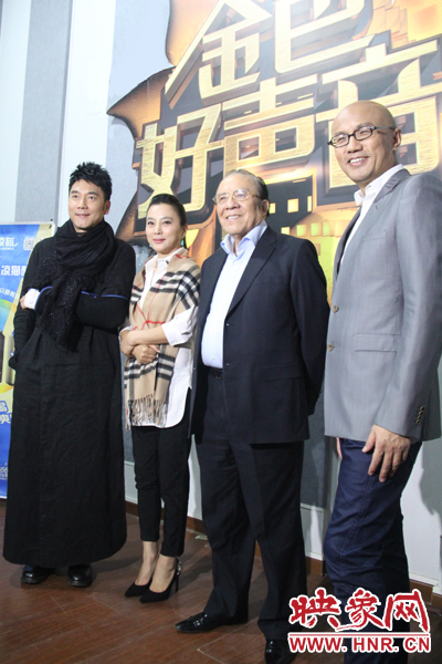 林依輪、李玲玉、楊洪基三位評(píng)委導(dǎo)師以及主持人孫國(guó)慶接受媒體采訪