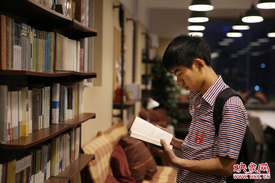 袁丙鵬，22歲，某大學大三學生：在適合的環(huán)境里看書，才能看出境界。