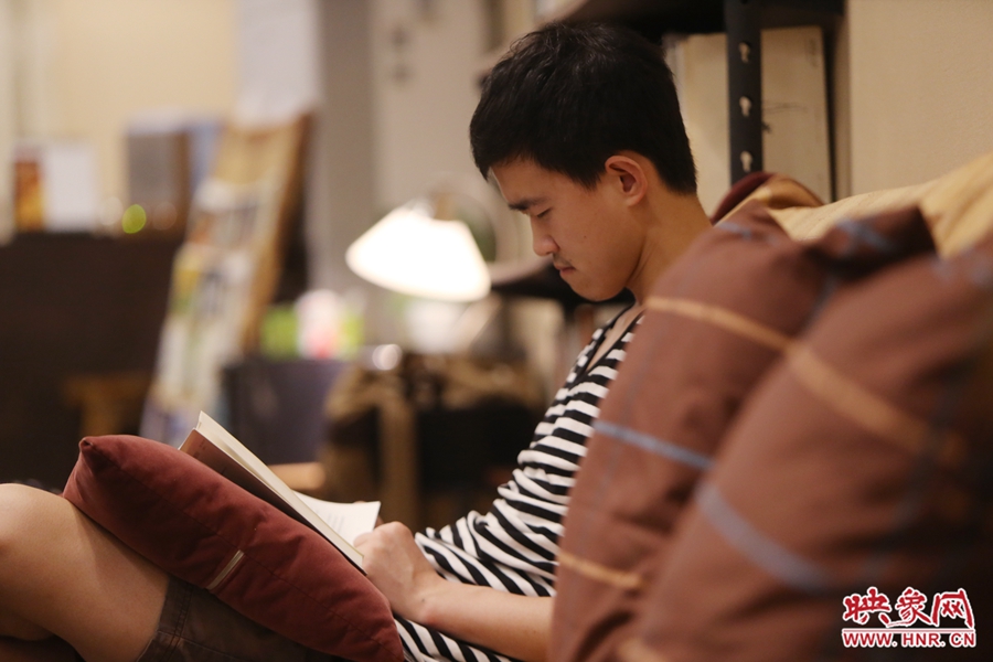 徐浩然，24歲，圖書編輯：在書店看紙質(zhì)書，意境會更深一些。