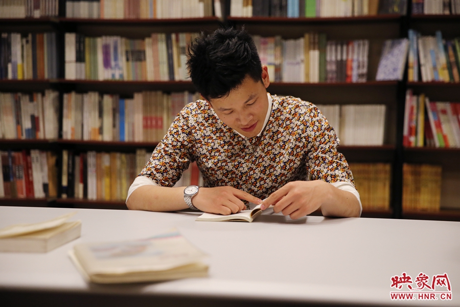 李恒，26歲，私營業(yè)主：喜歡撫摸紙質(zhì)書的感覺。