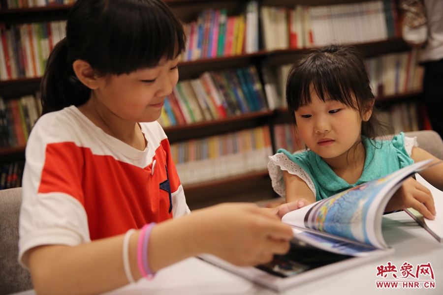 姐姐王藝茹，11歲，小學五年級學生；妹妹王有君，5歲：像喜歡看電視一樣喜歡看書。