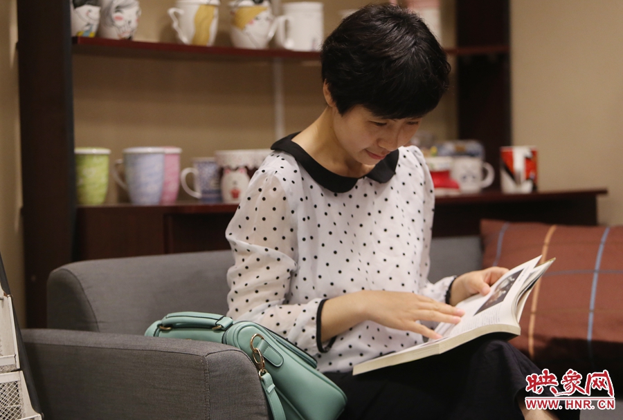 毛韶華，年齡保密，文字工作者：紙質(zhì)書是營養(yǎng)餐，電子書是快餐。