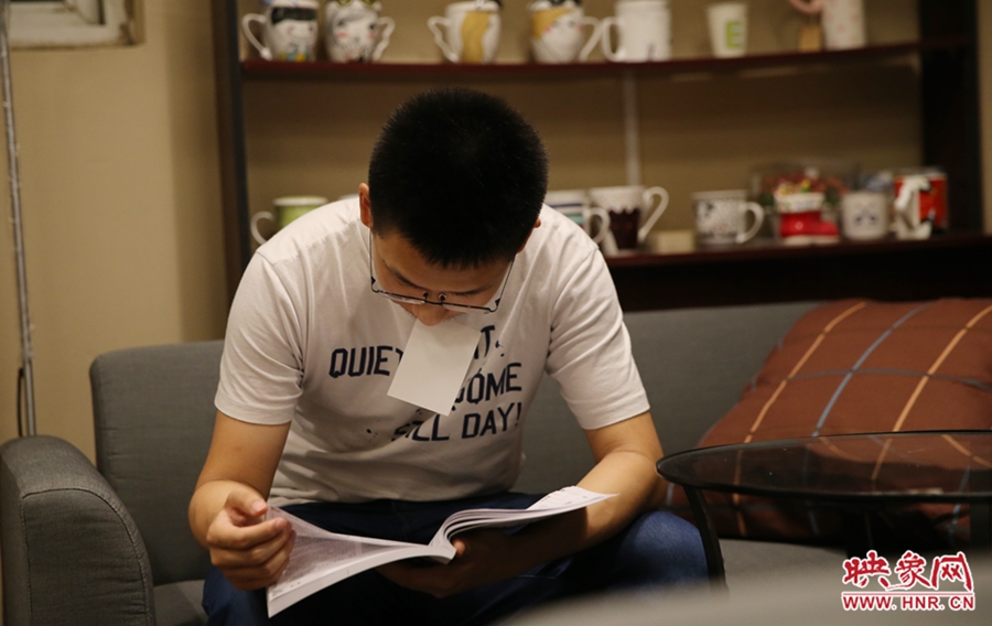 楊栗，22歲，某大學大三學生：喜歡這種看書的環(huán)境。