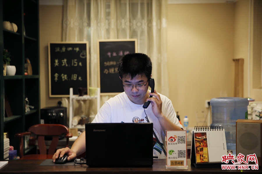 店長小博，由于書店搬遷至此，經(jīng)常接詢問地址的電話。