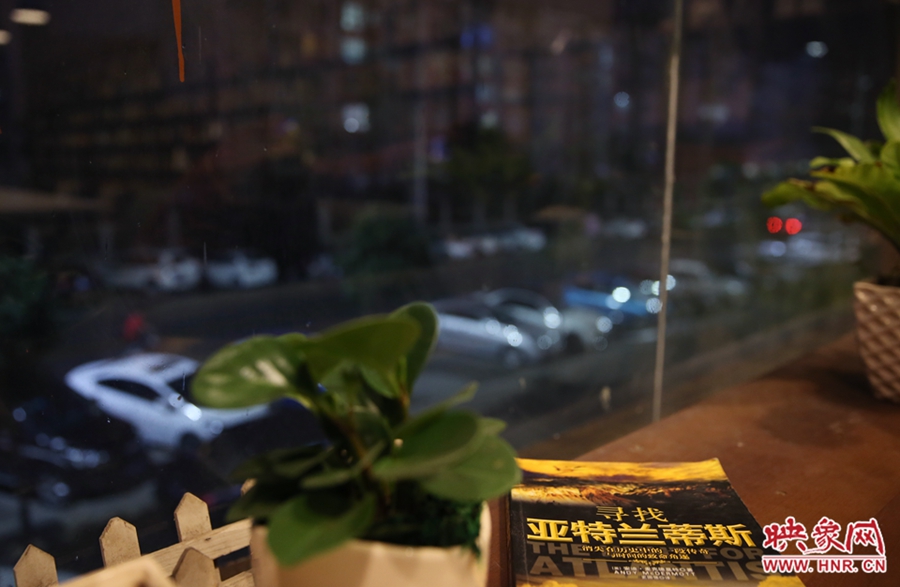 一扇窗，將喧鬧與寧靜分割。