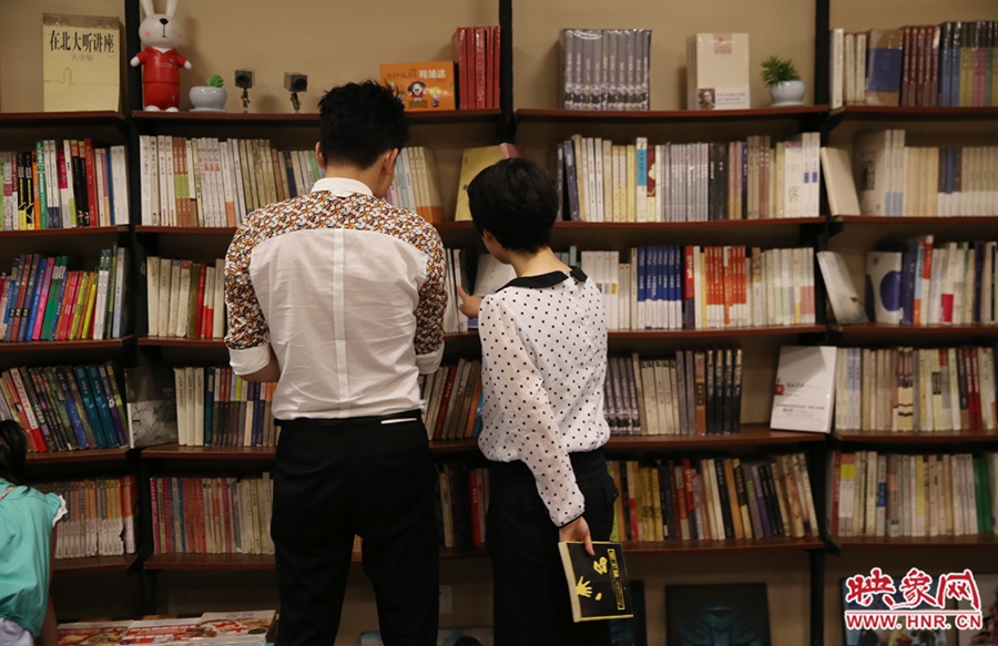 看書的人。
