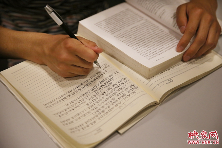 看書的人。