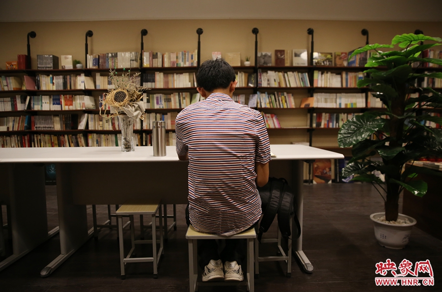 5月23日晚，鄭州一家24小時（周五、周六）書店營業(yè)。慕名而來的客人在看書。