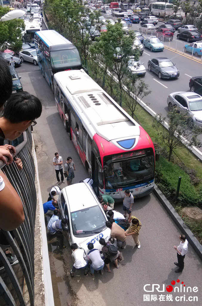 公交車(chē)乘客抬開(kāi)“霸道”攔路小車(chē)