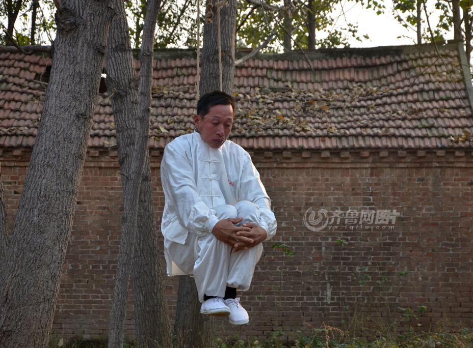 山東武術(shù)達(dá)人修煉“仙人掛畫” 獨門絕技瀕臨失傳 山東武術(shù)達(dá)人修煉“仙人掛畫” 獨門絕技瀕臨失傳