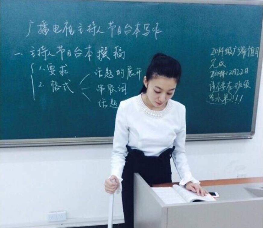 美女教師拄拐上課走紅 被贊“最美女腰” 美女教師拄拐上課走紅 被贊“最美女腰”