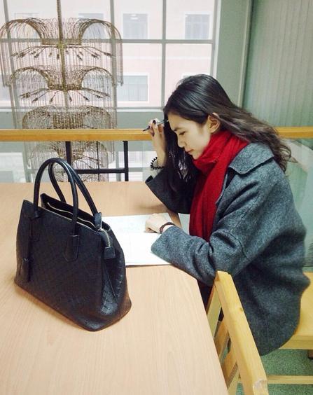 國戲?；ú排畬W(xué)霸 街拍秀修長美腿