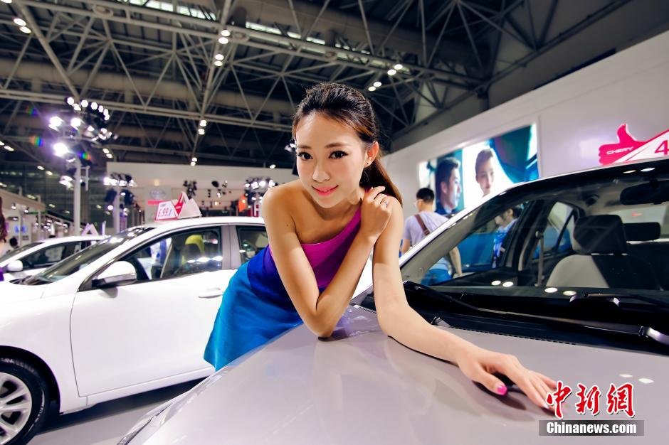 福州國(guó)際車(chē)展開(kāi)幕 眾車(chē)?！盃?zhēng)奇斗艷”