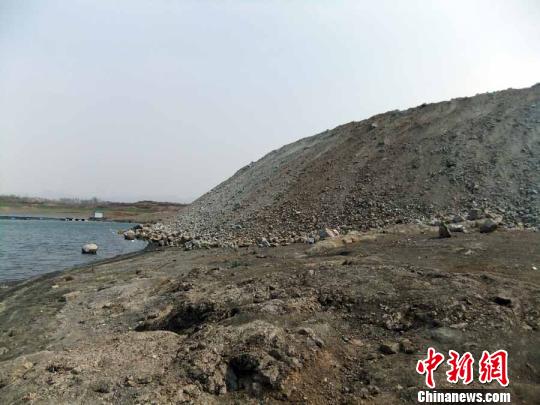 填湖造地，在鴨河水庫(kù)非法建設(shè)有越演越烈之勢(shì)。吳揚(yáng)　攝
