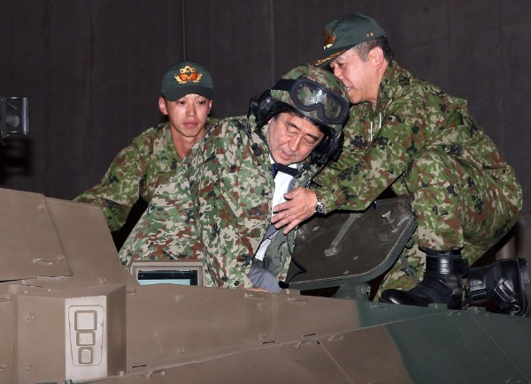當(dāng)?shù)貢r(shí)間4月27日，日本千葉市，日本首相安倍晉三他身穿迷彩服頭戴鋼盔的登上展出中的日本陸上自衛(wèi)隊(duì)最新