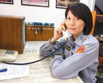 　　27歲的臺灣高雄市鹽埕區(qū)女警王文君，留一頭俏麗短發(fā)，身高175公分?！堵?lián)合報》圖