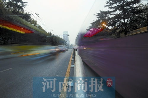 如今的建設(shè)路拓寬了不少，各種車輛川流不息（照片為多次曝光合成）