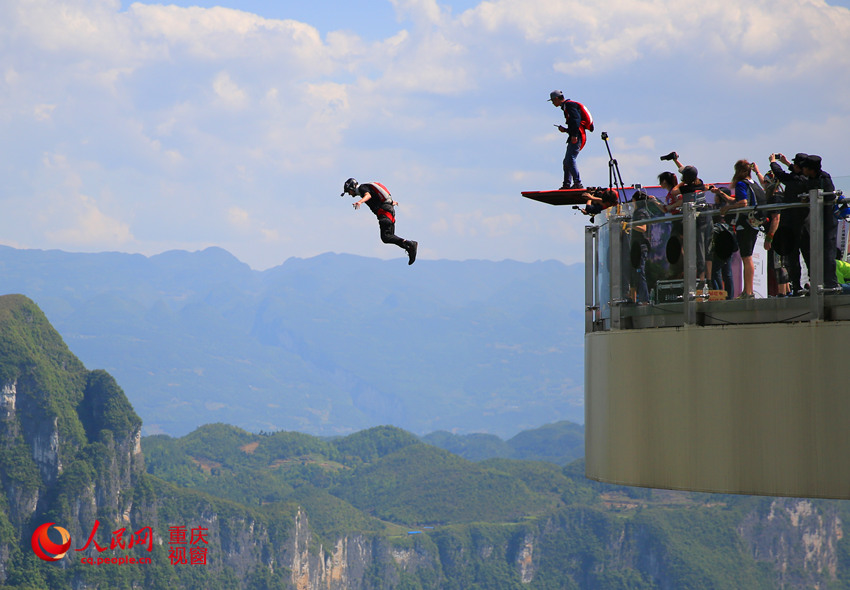 28日，2016世界低空跳傘大賽在重慶云陽龍缸景區(qū)正式開賽。圖為選手角逐中。劉政寧 攝