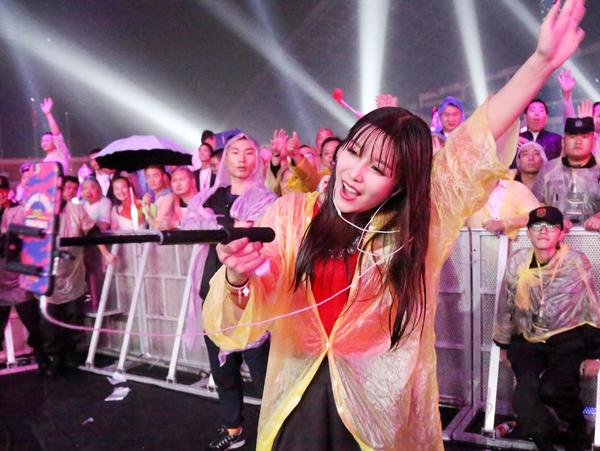 90后美女冒雨直播拳擊比賽 一夜狂賺上萬元 90后美女冒雨直播拳擊比賽 一夜狂賺上萬元